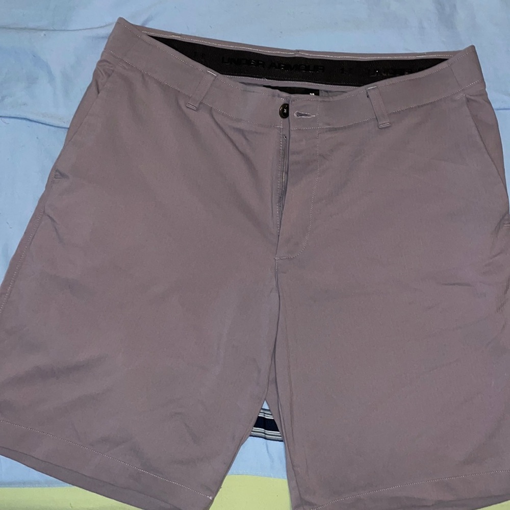 Mens Under Armour golf shorts, 36 Waist, 9.5 inseam.